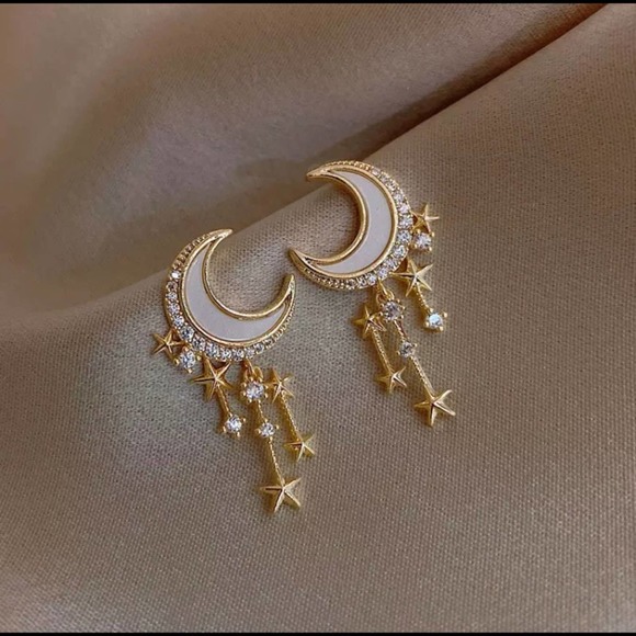 Boutique Jewelry - Moon Dangle Earrings